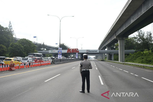 Polri menggeser pintu masuk arus lalu lintas satu arah (one way) dari Km 47 Tol Jakarta-Cikampek ke Gerbang Tol Cikampek Utama (Cikatama). Branda Antara