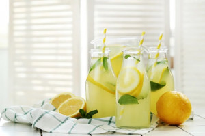 Air Lemon atau Cuka Sari Apel yang Baik untuk Menurunkan Berat Badan?
