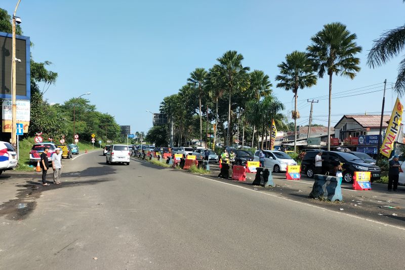 Situasi penutupan jalur dari arah Jakarta menuju Puncak, Bogor, Jawa Barat, Kamis (5/4/2022) Branda ANTARA /Walda