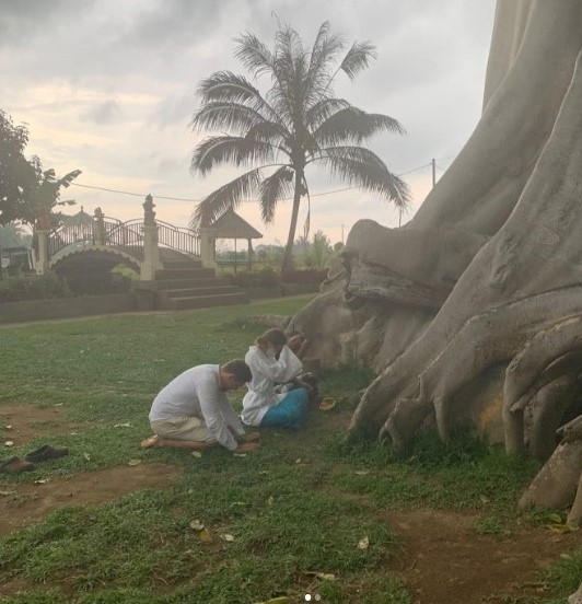 Bule bugil di pohon keramat di Bali minta maaf. Instagram alina_yogi