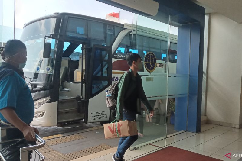 Suasana di depan pintu kedatangan Terminal Terpadu Pulo Gebang, Jakarta, Kamis (5/5/2022). Branda ANTARA/Tri Meilani Ameliya