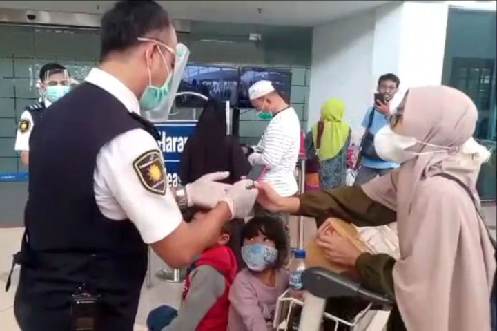 Penumpang Arus Balik Lebaran Padati Bandara Juanda