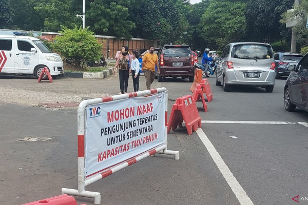 Pengelola Taman Mini Indonesia Indah (TMII), Jakarta Timur, menerapkan sistem buka tutup sementara akibat jumlah wisatawan yang membeludak. Branda Antara