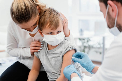 Sampai saat ini, belum ada bukti ilmiah penyakit hepatitis akut berat diderita oleh anak-anak yang sudah divaksin covid-19. (Foto: Ilustrasi. Dok. Freepik.com)
