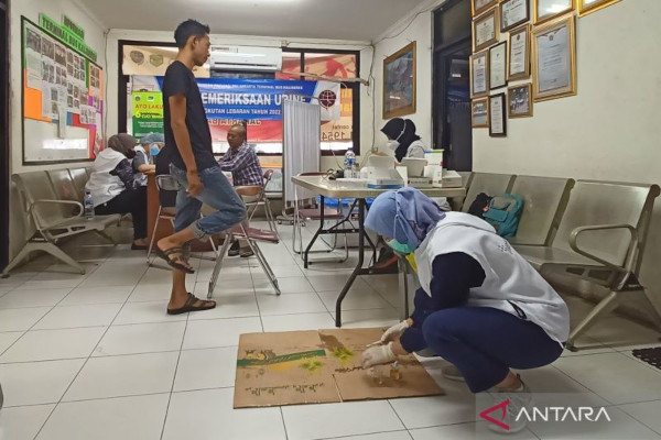 Pos pemeriksaan urine disiagakan di Terminal Kalideres, Jakarta Barat, untuk memastikan para pengemudi bus terbebas dari paparan narkoba. Branda Antara