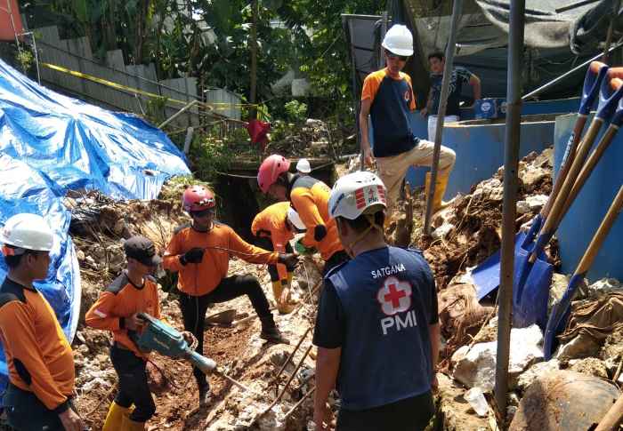 Petugas memberihkan puing longsoran di Kecamatan Setu, Kamis, 5 Mei 2022. Dokumentasi/ istimewa