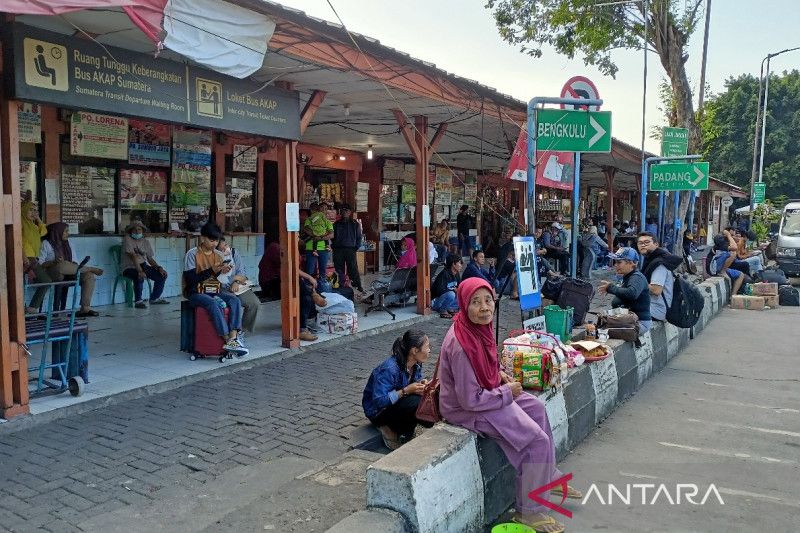 Pemudik menunggu bus di Terminal Kalideres, Jakarta Barat, Kamis (5/5/2022). (Branda ANTARA/Fathur Rochman)