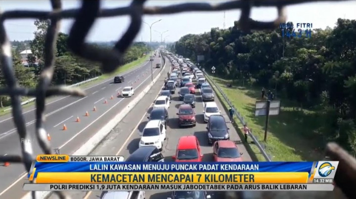 Antrean Kendaraan Keluar Pintu Keluar Tol Ciawi Sampai 7 Km