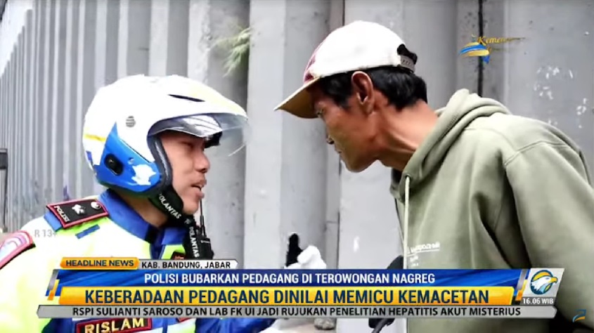 Pedagang dibubarkan karena mengganggu kelancaran lalu lintas dan dinilai dapat membahayakan pengendara saat arus balik. Metro TV