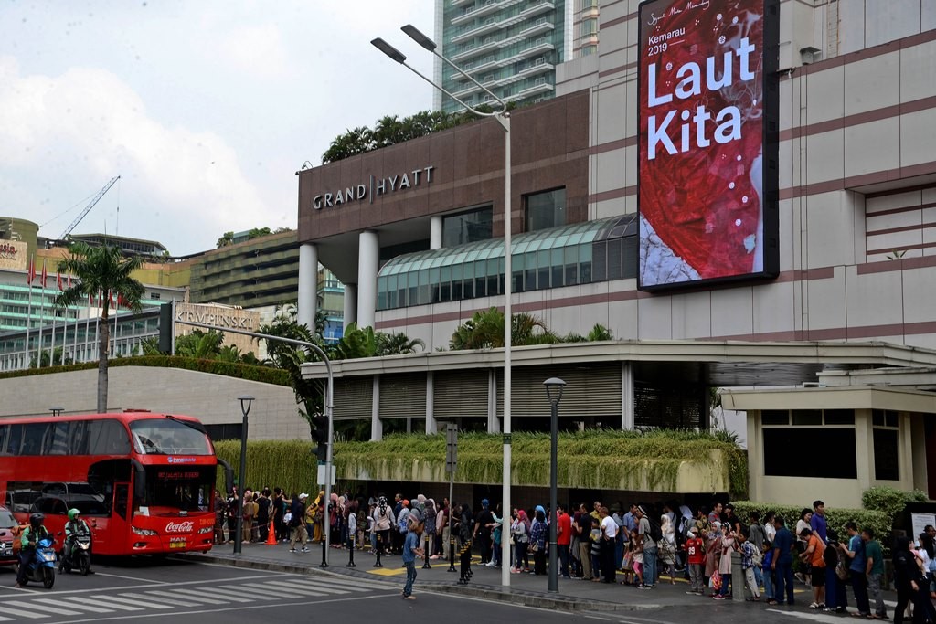 Antrian panjang masyarakat yang akan menggunakan faslilitas Bus Wisata di Grand Indonesia, Thamrin. Foto: MI/Susanto.
