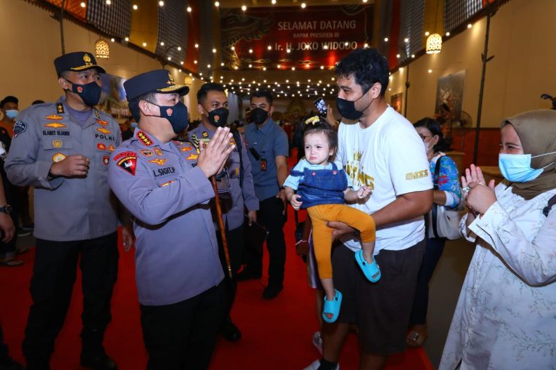  Kapolri Jenderal Listyo Sigit Prabowo menyapa pengunjung objek wisata Garuda Wisnu kencana (GWK) Bali, Kamis, 5 Mei 2022. ANTARA/HO-Divisi Humas Polri