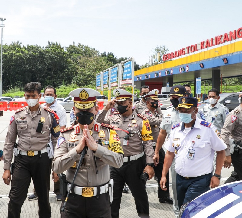Kakorlantas Polri Irjen Firman Shantyabudi meninjau arus balik di Tol Kalikangkung. (Istimewa)