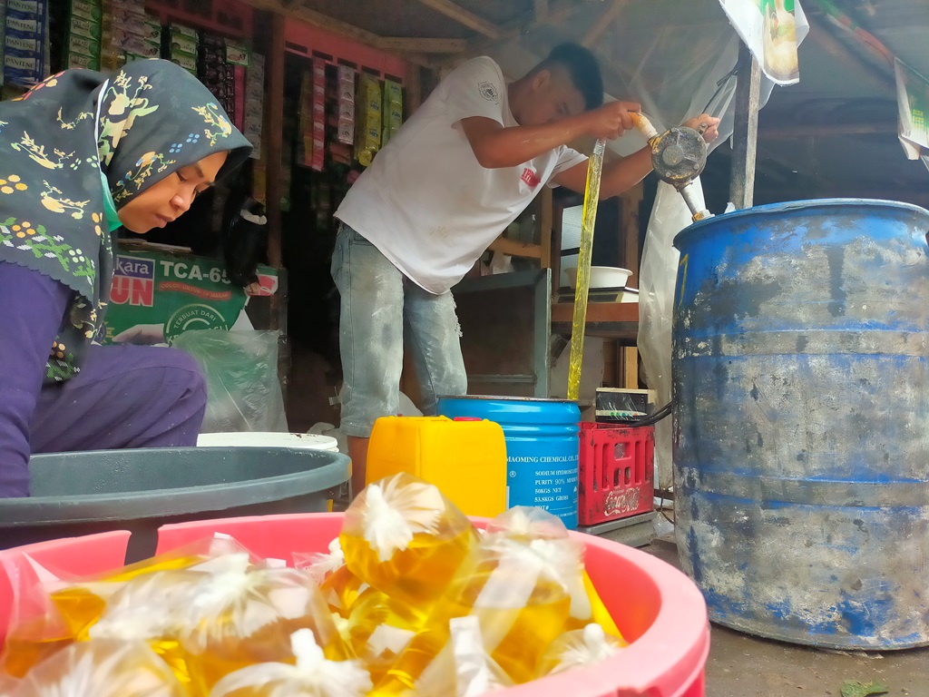 Ilustrasi pedagang minyak goreng curah. Foto: dok MI/Kristiadi.