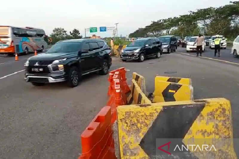 Tangkapan layar- Petugas saat membuka rekayasa lalu lintas lawan arus di KM 157-147 dan KM 132-129 Tol Cipali. (ANTARA/Khaerul Izan)