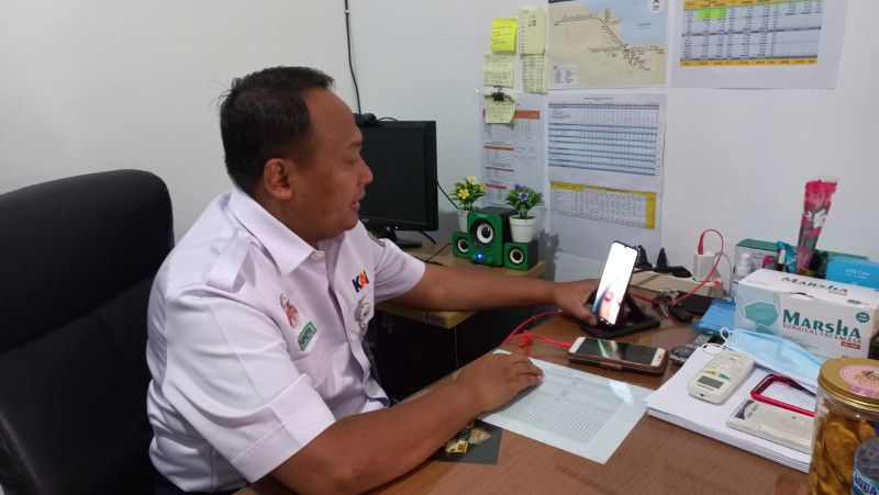  Suprapto saat sedang melakukan panggilan video dengan anaknya, Kamis, 5 Mei 2022. Medcom.id/ Ahmad Rofahan