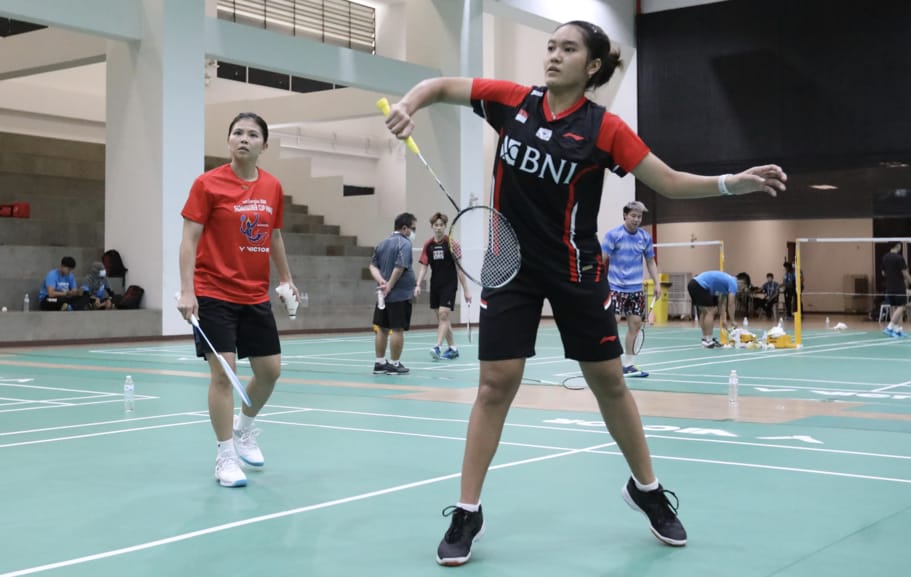 Greysia Polii (kiri) berlatih singkat dengan Nita Violina Marwah (dok. PBSI)