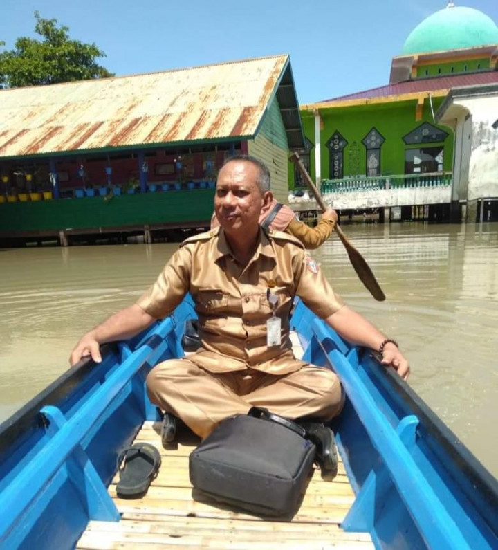 Kisah Haru 'Guru Perahu', Kembangkan Layar Antarkan Asa Belajar