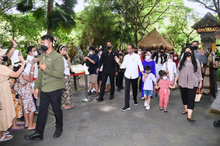 Libur Lebaran, Jokowi Ajak Cucu Wisata Safari di Bali
