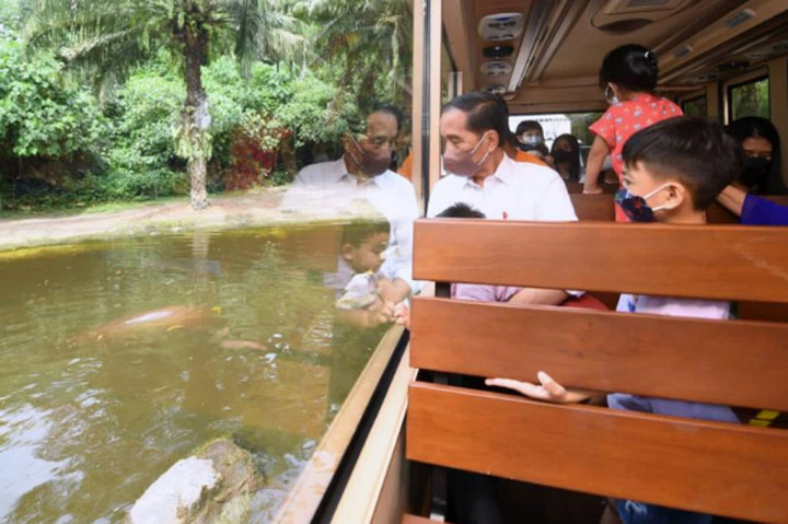 Potret Presiden Jokowi Ajak Cucu ke Bali Safari Marine Park