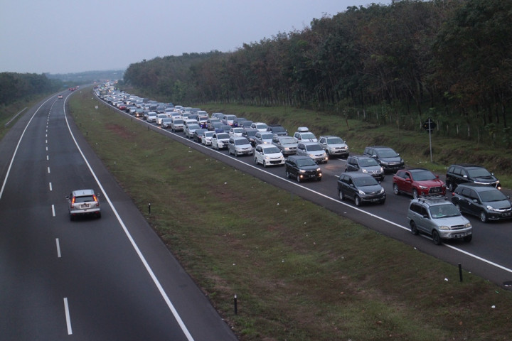 Ditutup Akibat <i>One Way</i>, Simak Alternatif Rute Menuju Bandung dan Semarang