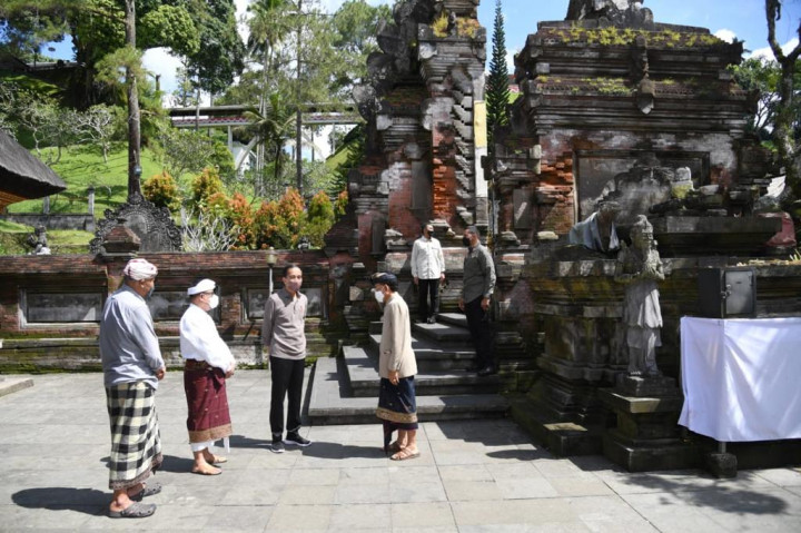 Visit Tirta Empul Temple, Jokowi Encourages Preserving Cultural Assets