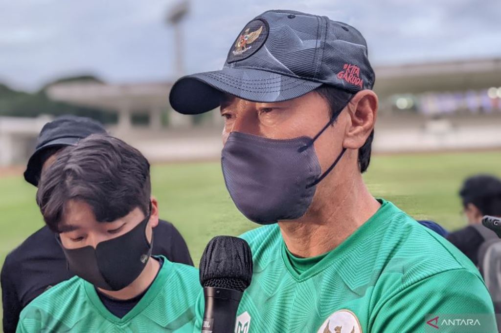 Shin Tae-yong (kanan). (ANTARA/Michel Siahaan)