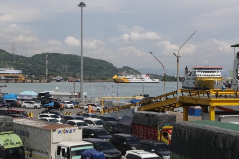 Belasan Diduga Calo Tiket Kapal di Pelabuhan Panjang Ditangkap