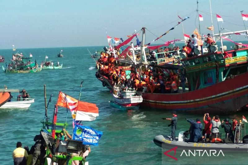 Miniatur perahu yang berisi kepala kerbau tengah dilarung di laut Jepara, Jawa Tengah, pada pesta lomban kupatan sebelum masa pandemi COVID-19. (ANTARA/Akhmad Nazaruddin Lathif).