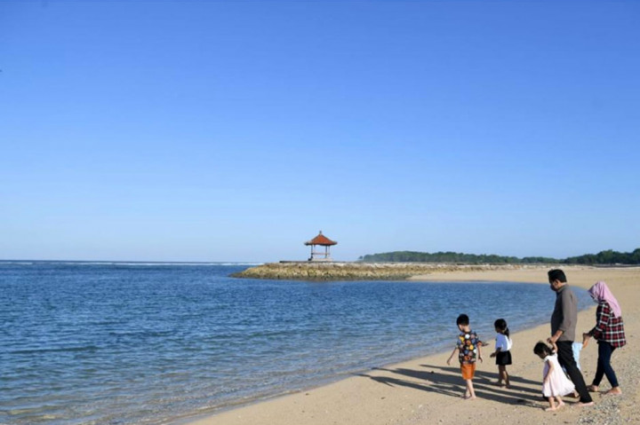 Saat Jokowi Bersama Cucu Nikmati Pantai Nusa Dua Bali