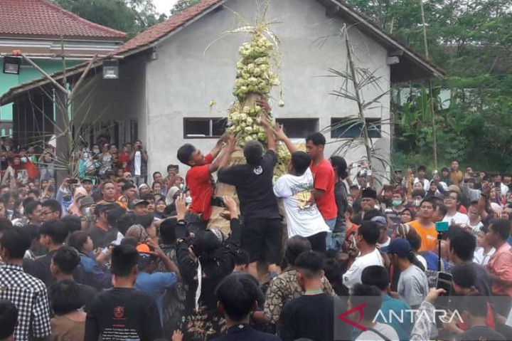 Masyarakat Magelang Gelar Tradisi <i>Gerebek Ketupat</i> Sambut Syawal