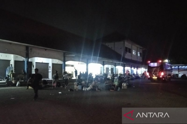 Ratusan Penumpang Tujuan Jakarta Telantar di Terminal Kudus