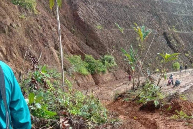 Bencana longsor terjadi dan memutus jalan trans Sulawesi di Desa Malatiro Kecamatan Tabulahan tersebut akibat tingginya curah hujan di Mamasa, Sabtu (07/5/2022). ANTARA/M Faisal Hanapi