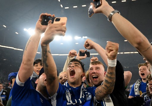 Selebrasi kemenangan para pemain Schalke atas St. Pauli. (INA FASSBENDER / AFP)