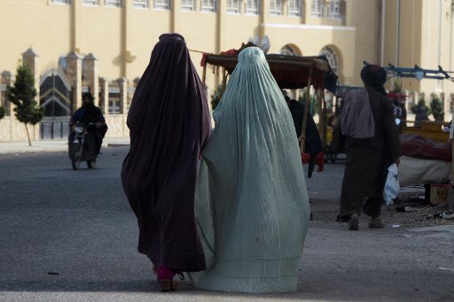 Perempuan Afghanistan diwajibkan gunakan burqa oleh Taliban. Foto: AFP