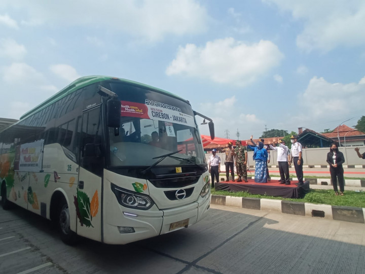 Ratusan Warga Cirebon Ikuti Mudik Balik Gratis
