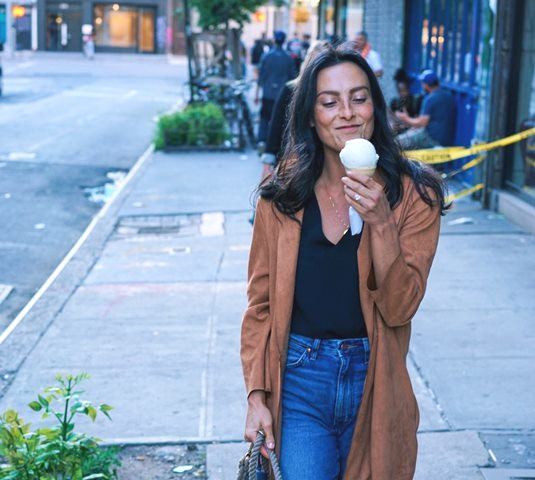 Ini kata ahli soal makan sambil duduk dan berdiri. (Foto: Ilustrasi/Pexels.com)