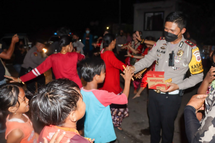 Polisi di Cirebon Suguhkan Tari Topeng dan Kuliner  untuk Pemudik