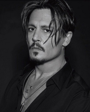 5 Transformasi Busana ala Johnny Depp yang Tak Lekang Oleh Waktu