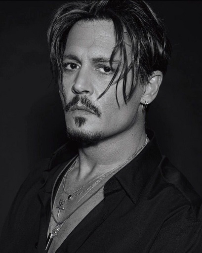 Johnny Depp menjadi salah satu aktor Hollywood yang identik dengan gaya busana nyentrik dan fashionable. (Foto: Dok. Instagram/@johnnydepp.guy)