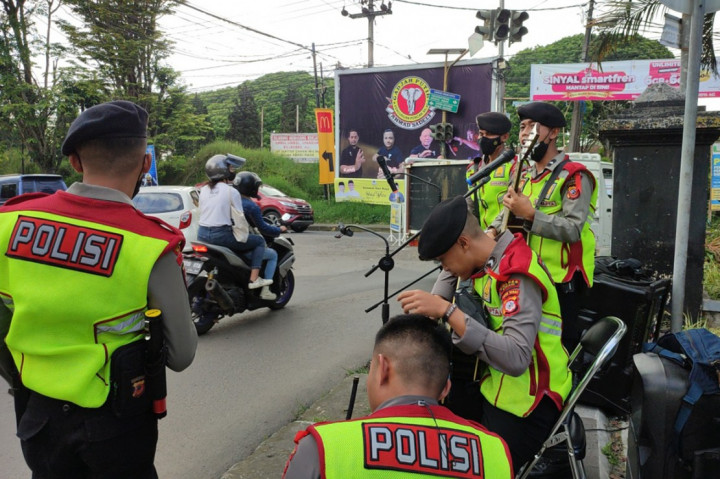 Foto Terpopuler: Anggota Polres Cimahi Live Musik di Jalanan Lembang hingga Ribuan Pemudik Terjebak Macet di Jalan Raya