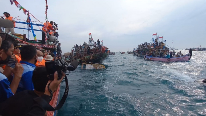 Belasan Ribu Warga Meriahkan Tradisi Larungan