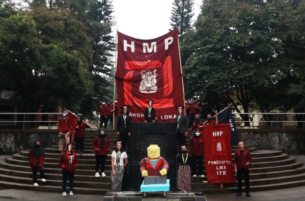 Institut Teknologi Bandung (ITB) memberikan apresiasi tertinggi kepada para wisudawan melalui Parade Wisuda yang dilaksanakan setiap tahun pada April, Juli, dan Oktober (Foto:Dok.ITB)