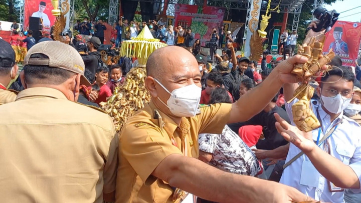 2 Gunungan Kupat Lepat Jadi Rebutan Warga