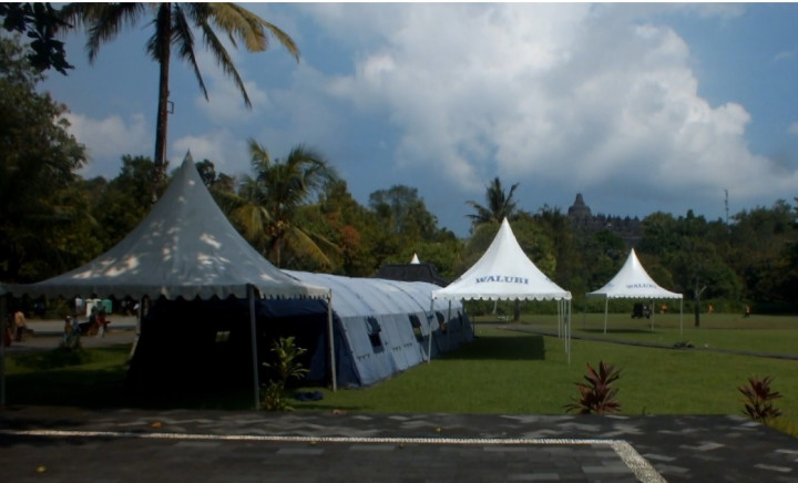 Candi Borobudur Bersolek Jelang Perayaan Tri Suci Waisak