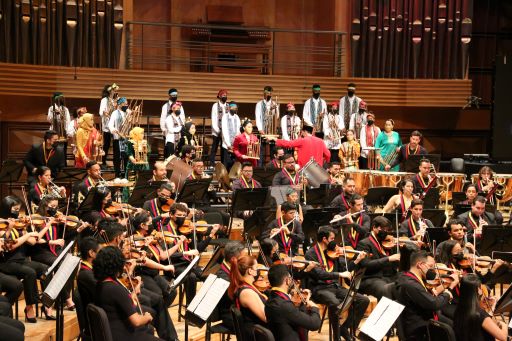 Kolaborasi Angklung dan Kolintang dengan Musik Orkestra Pukau Warga Venezuela