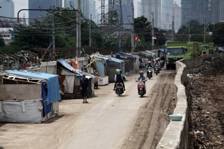 Tenda Warung Remang-remang di Bantaran Kanal Banjir Barat Ditertibkan