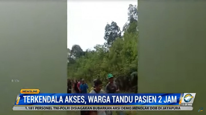 Gara-gara Akses Jalan Buruk, Warga Harus Tandu Pasien 2 Jam