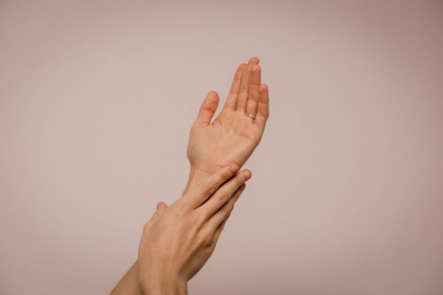Rheumatoid arthritis terjadi ketika sistem kekebalan tubuh secara keliru menyerang jaringan tubuh diri sendiri. (Foto: Ilustrasi/Pexels.com)
