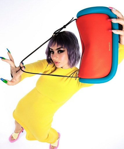 Koleksi tas bumper yang diluncurkan untuk Spring/Summer 2022 ini menampilkan beragam warna mencolok. (Foto: Dok. Instagram/@jw_anderson)