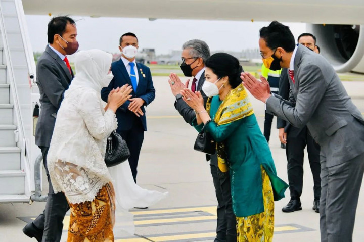 Foto: Jokowi Transit di Amsterdam Sebelum ke Washington